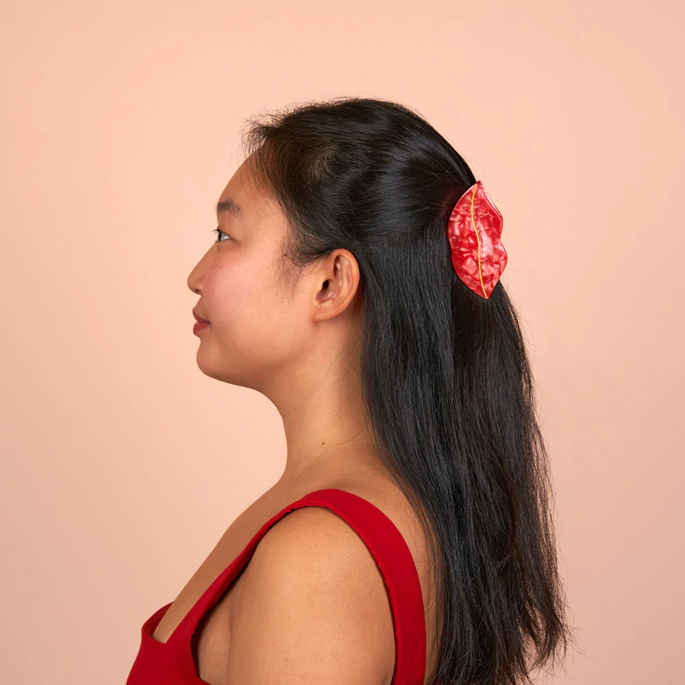 coucou-suzette-accessoire-accessory-cadeau-gift-pince-cheveux-hairclaw-bouche-lips-red-rouge-romance-romantic-hair-coiffure-porte-Web.jpg Κλαμερ μαλλιών "χείλη" | Coucou Suzette leaps hair claw - Image 1
