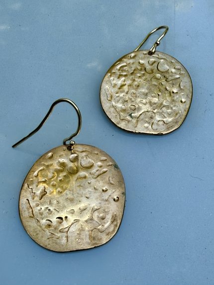 Ανακαλύψτε τα χειροποίητα σκουλαρίκια 'Crater Discs' από τη συλλογή Melia Project by Toucan. Διαθέσιμα σε Ασήμι 925 ή Επίχρυσο Ορείχαλκο. Αγόρασε online!