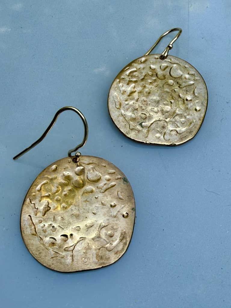 Ανακαλύψτε τα χειροποίητα σκουλαρίκια 'Crater Discs' από τη συλλογή Melia Project by Toucan. Διαθέσιμα σε Ασήμι 925 ή Επίχρυσο Ορείχαλκο. Αγόρασε online!