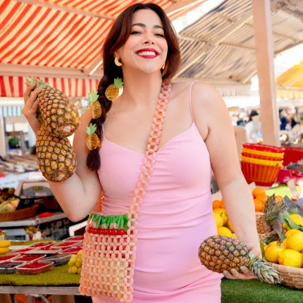 Ένα Κλάμερ Μαλλιών "Ανανάς" της Coucou Suzette, σε σχήμα ανανά με έντονο κίτρινο σώμα και πράσινη κορώνα. Το κλάμερ είναι κατασκευασμένο από οξική κυτταρίνη.