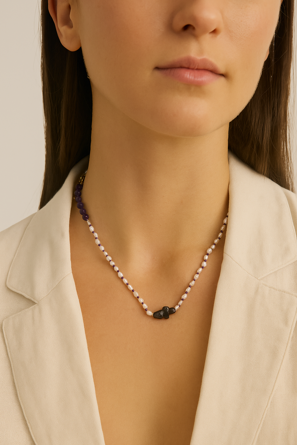 The Celestial Pearl Η λάμψη των μαργαριταριών συναντά το μυστήριο του αχάτη! ✨ Το νέο Κολιέ "Celestial Pearl" της Melia Handmade Jewelry είναι η ιδανική ισορροπία μεταξύ κλασικής πολυτέλειας και σύγχρονης ενέργειας. Με λεπτά μαργαριτάρια, έναν εντυπωσιακό Σταυρό Shell και μια διακριτική πινελιά από μωβ Αχάτη, αυτό το κομμάτι είναι φτιαγμένο για να μαγνητίζει. Ανακάλυψε τη λεπτομέρεια που κάνει τη διαφορά!
