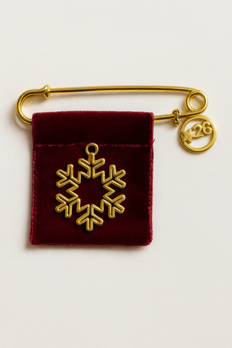 νακάλυψε το γουρι 2026 limited edition Melia “Snowflake Fortune”, μια πολυτελή, χειροποίητη χρυσή καρφίτσα με σήμα 2026 και νιφάδα σε βελούδινο πουγκάκι, σύμβολο τύχης και αποκλειστικότητας.