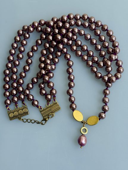 Κολιέ τριπλή σειρά πέρλες Melia Triple Vintage (60cm) σε μπρονζέ-χρυσό χρώμα με vintage κούμπωμα.