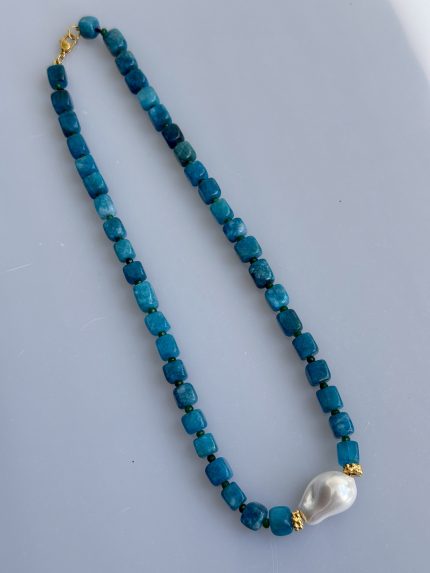 Κολιέ με απατίτη και μαργαριτάρι Melia Blue Tides (46cm) με τετράγωνους γαλάζιους απατίτες και κεντρικό μαργαριτάρι shell.