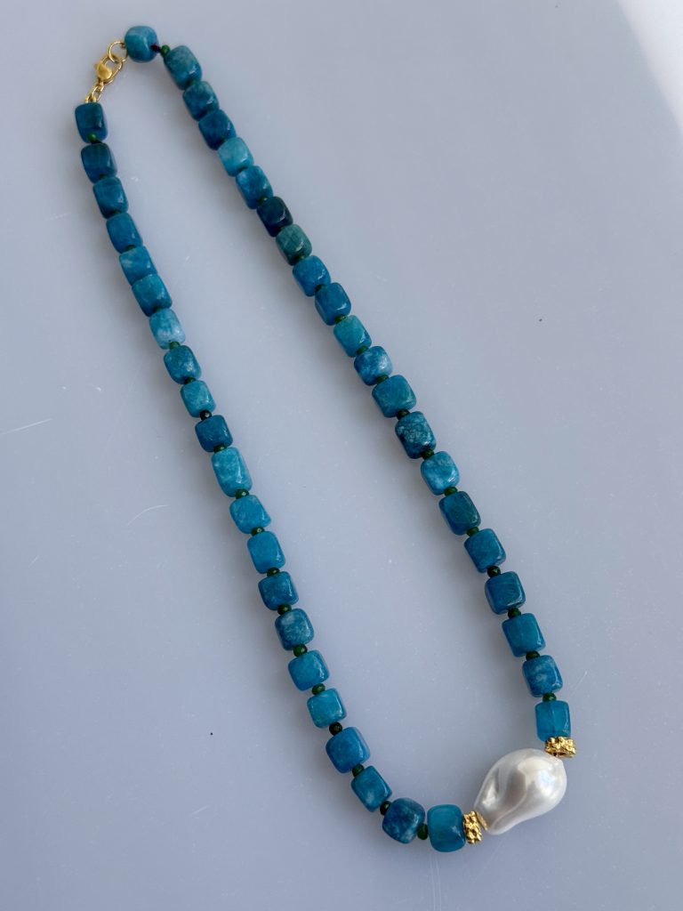 Κολιέ με απατίτη και μαργαριτάρι Melia Blue Tides (46cm) με τετράγωνους γαλάζιους απατίτες και κεντρικό μαργαριτάρι shell.