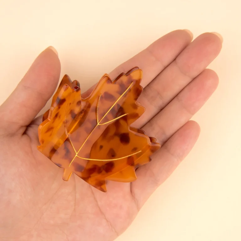 Κλαμερ μαλλιων φυλλο σφενδαμου Coucou Suzette “Maple Leaf Hair Claw” κατασκευασμένο από οξική κυτταρίνη σε κόκκινο/καφέ χρώμα.