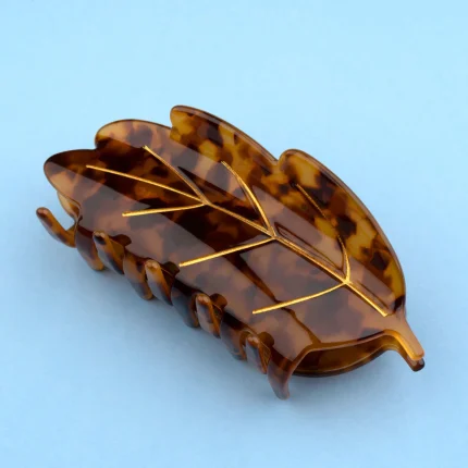 Κλαμερ μαλλιων φυλλο δαφνης Coucou Suzette “Leaf Hair Claw” κατασκευασμένο από οξική κυτταρίνη σε κεχριμπαρένιο χρώμα.