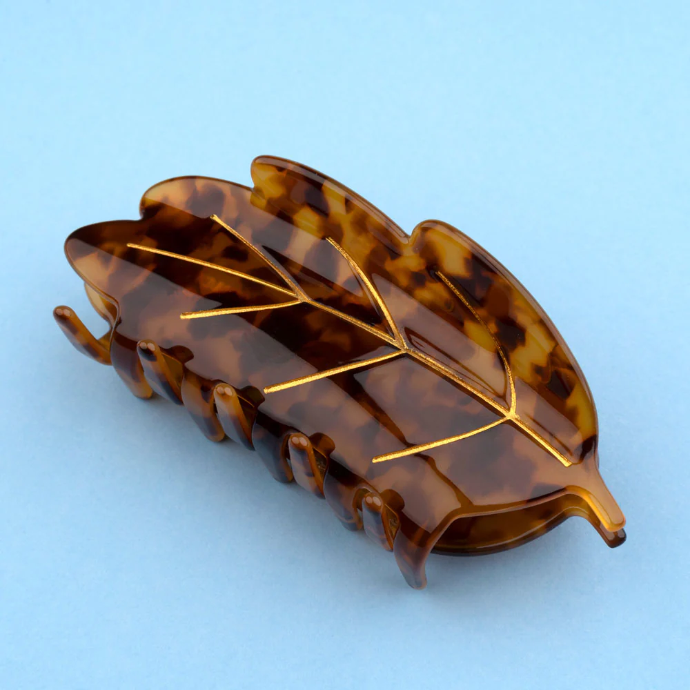 Κλάμερ Laurel Coucou Suzette LEAF HAIR CLAW* Κλαμερ μαλλιων φυλλο δαφνης Coucou Suzette “Leaf Hair Claw” κατασκευασμένο από οξική κυτταρίνη σε κεχριμπαρένιο χρώμα.