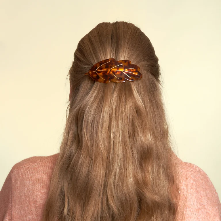 Φουρκετα μαλλιων φυλλο Coucou Suzette “Leaf French Barrette” φορεμένη σε χτένισμα. Τονίζει το εκλεπτυσμένο στυλ και την σταθερότητα.