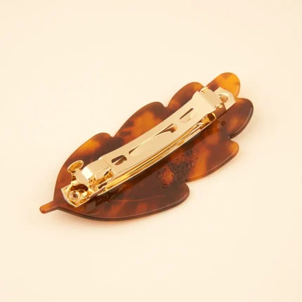 Φουρκετα μαλλιων φυλλο Coucou Suzette “Leaf French Barrette” κατασκευασμένη από οξική κυτταρίνη σε κεχριμπαρένιο χρώμα.