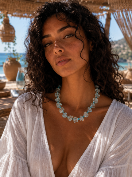 Γυναίκα που φοράει το χειροποίητο κολιέ "Rough Quartz & Turquoise" Melia