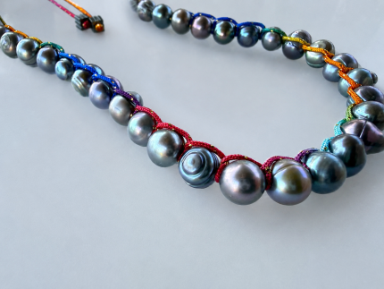 ainbow Pearl Necklace Melia: Κολιέ γκρι μαργαριταριών με πολύχρωμο αυξομειούμενο νήμα.