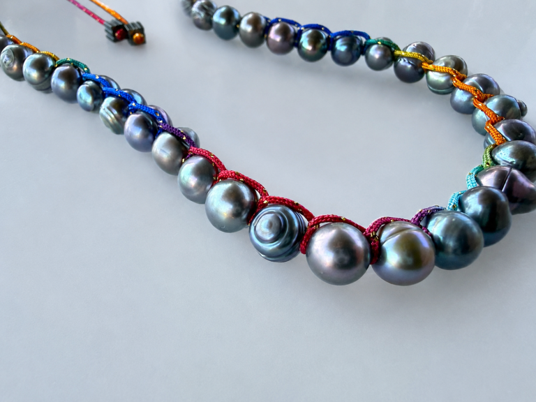 ainbow Pearl Necklace Melia: Κολιέ γκρι μαργαριταριών με πολύχρωμο αυξομειούμενο νήμα.