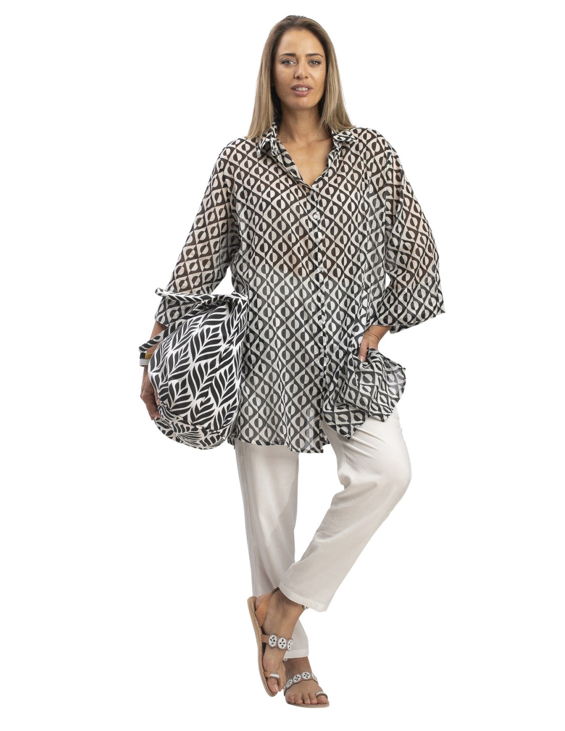 chemise-ample-eclipse-noire-boutonnage-avant-faux-arrierebase-droite Γυναίκα που φοράει το oversized βαμβακερό πουκάμισο Eclipse Noir της Terre Rouge
